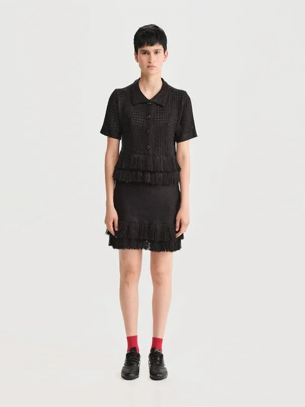 Blusa Juju Negra de frente manos abajo