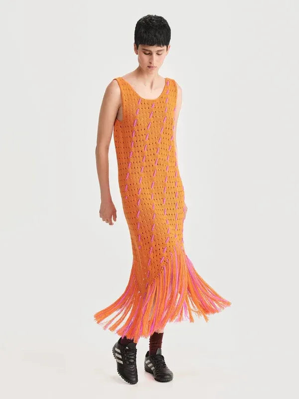 Vestido Vacaciones Naranja foto de frente mirada abajo